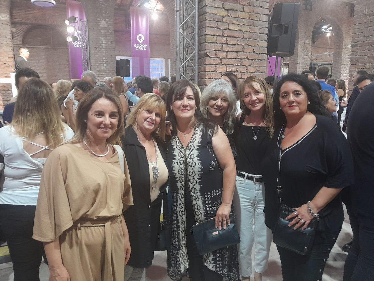 LaMarceF1's tweet photo. 🤚🏻 Como presidenta del #HCDGC 🏛️, le tome juramento al nuevo intendente @diegocostarelli.
👏🏼 Es un orgullo que una persona comprometida, formada y con la que he militado tantos años, sea la elegida para conducir los destinos de nuestro departamento 💪🏻 https://t.co/lSSCrXbTqB