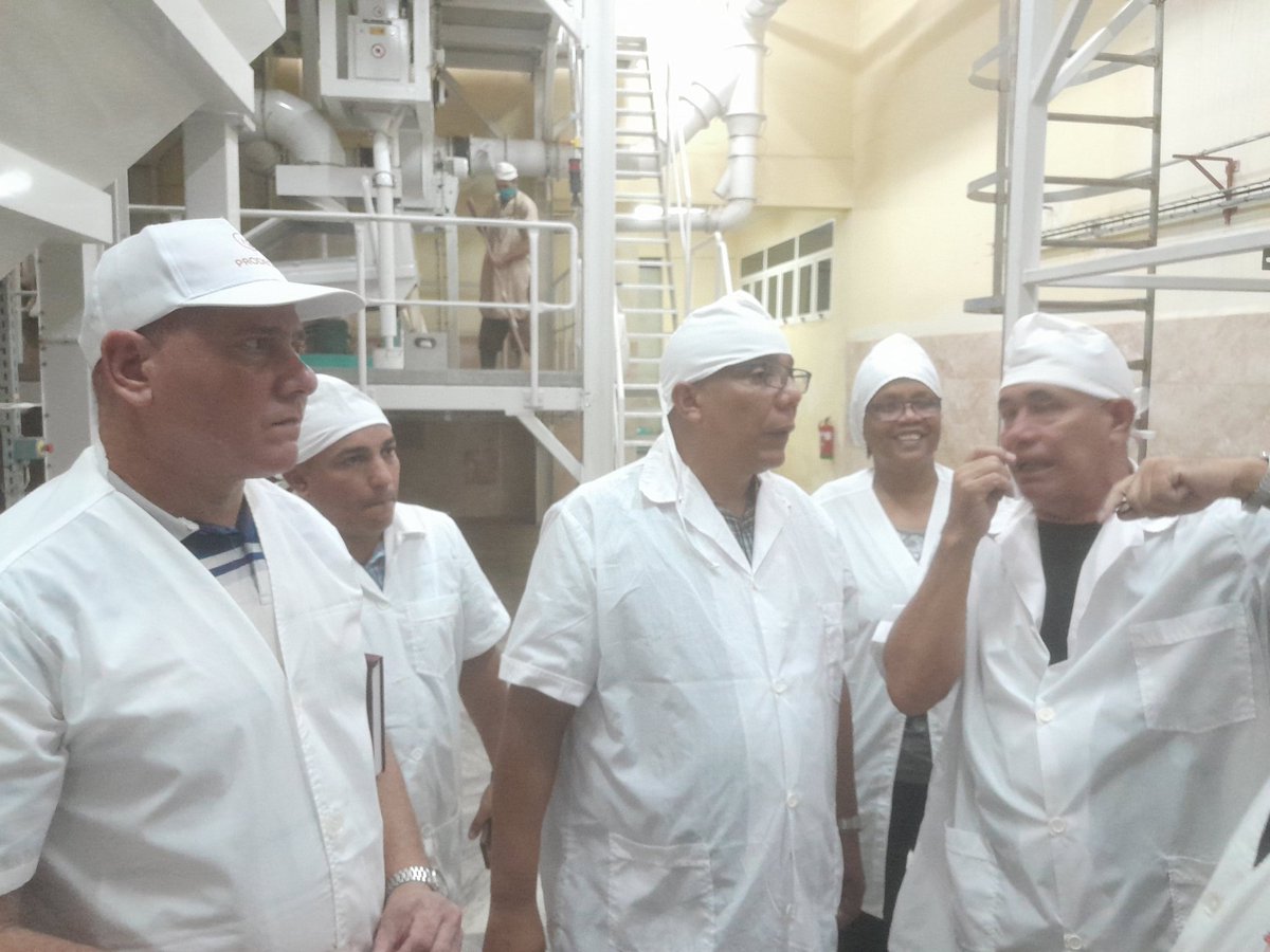 yoeaberob1's tweet photo. #Cuba visitamos la moderna fábrica de Chocolate de Baracoa donde se logran producciones de alta calidad las cuales se les ofertarán a la población en las ferias de fin de año #CubaEsRevolución https://t.co/55sxcefpiB