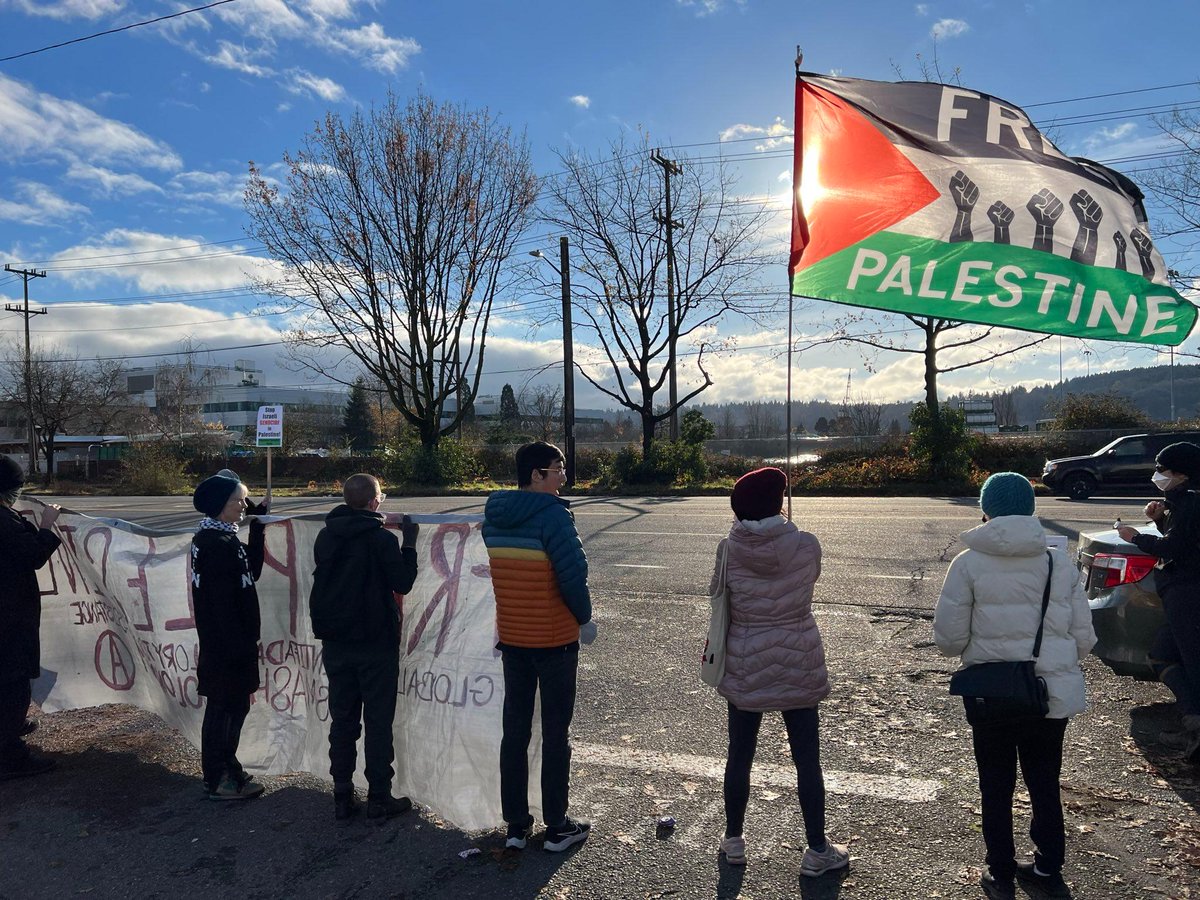 RojavaSeaSol's tweet image. #ShutDownBoeing action today in #Seattle. No more weapons for #Israel and #Turkey! #CeasefireNOW! End occupation everywhere! Solidarity with the people of #Palestine and #Kurdistan!