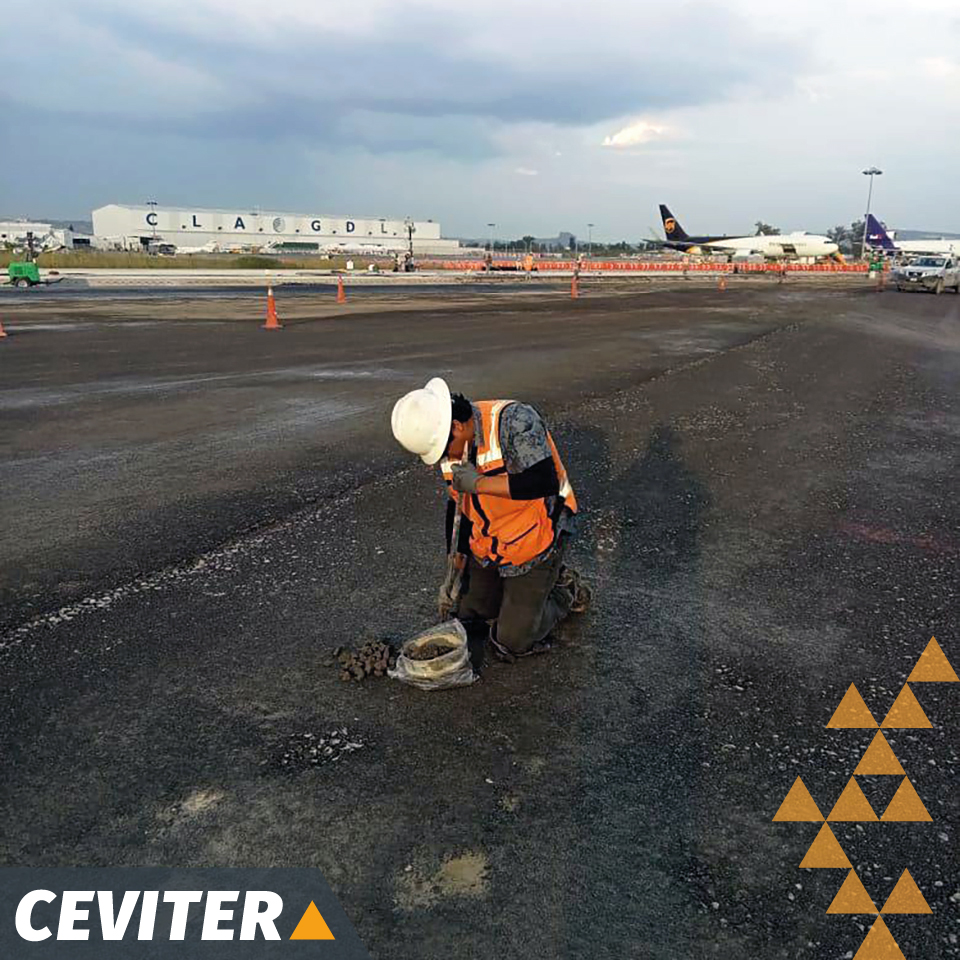 ceviter's tweet photo. #GaleríaCEVITER - Trabajos de control de calidad en proyecto de ampliación y mejora contemplado en el #PlanGDL2020_2026 para el Aeropuerto Internacional de Guadalajara.
#teamCEVITER #EspecialistasenVíasTerrestres #LabCEVITER #ControldeCalidad #IngenieríaCivil https://t.co/IE4Sr2ukI3