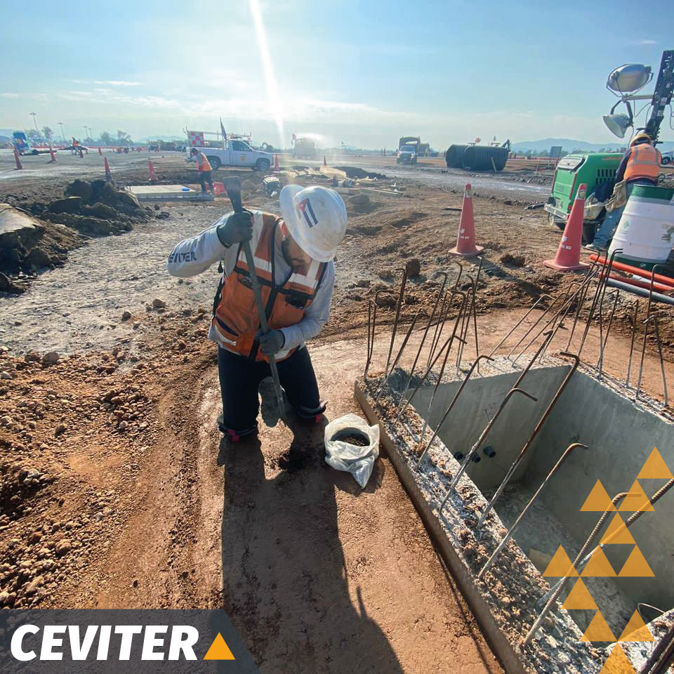 ceviter's tweet photo. #GaleríaCEVITER - Trabajos de control de calidad en proyecto de ampliación y mejora contemplado en el #PlanGDL2020_2026 para el Aeropuerto Internacional de Guadalajara.
#teamCEVITER #EspecialistasenVíasTerrestres #LabCEVITER #ControldeCalidad #IngenieríaCivil https://t.co/IE4Sr2ukI3