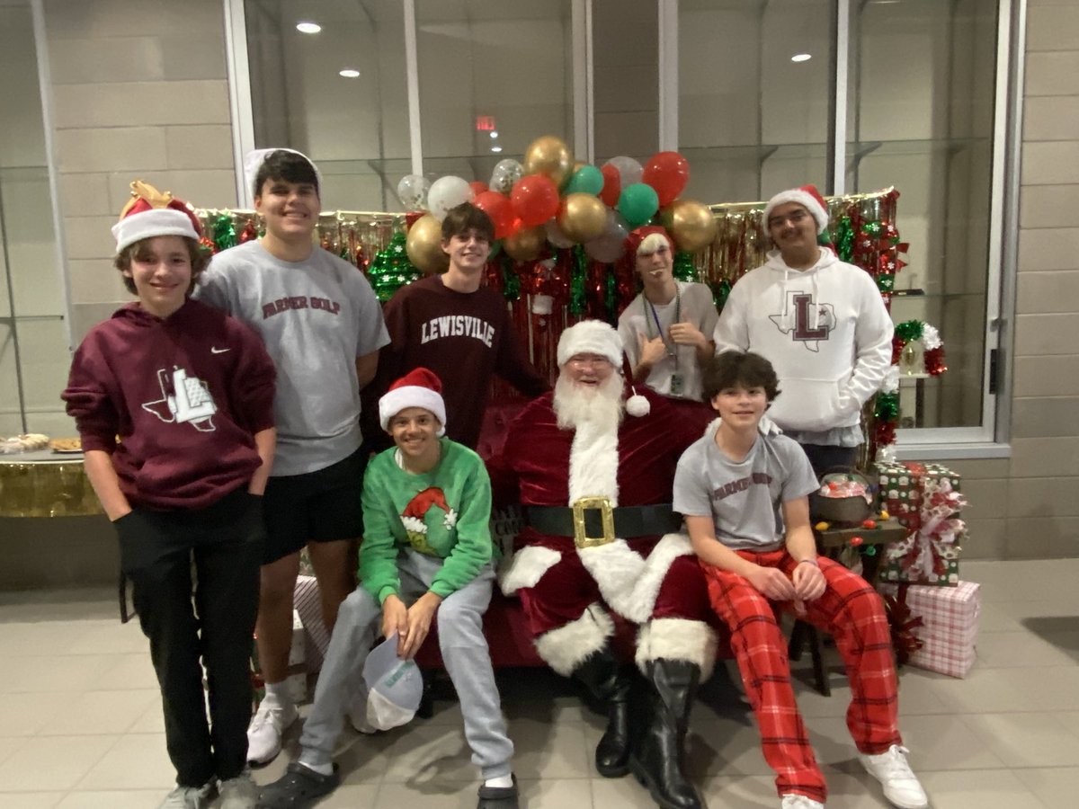 lhsfarmergolf's tweet photo. So much fun Santa! 
@LewisvilleHS https://t.co/xiI1fT6rvk