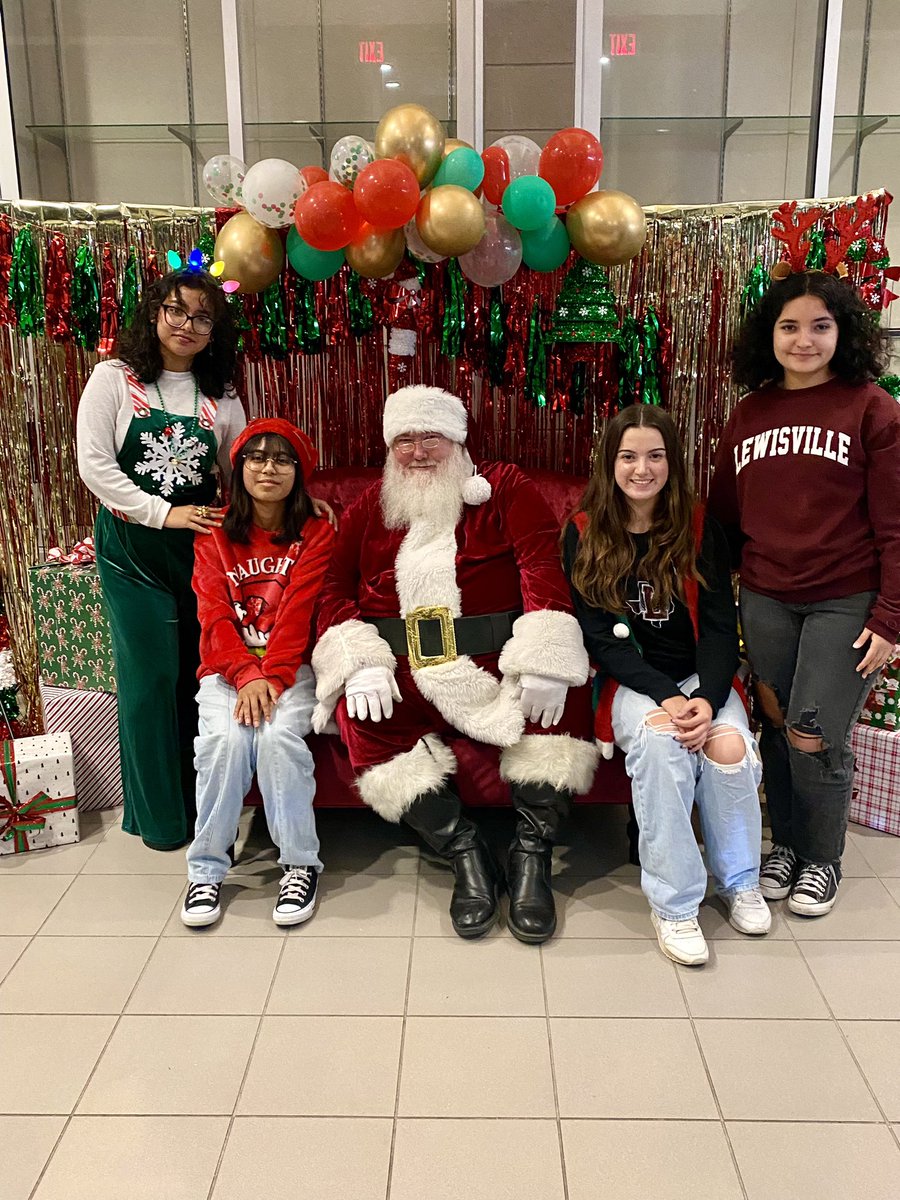 lhsfarmergolf's tweet photo. So much fun Santa! 
@LewisvilleHS https://t.co/xiI1fT6rvk