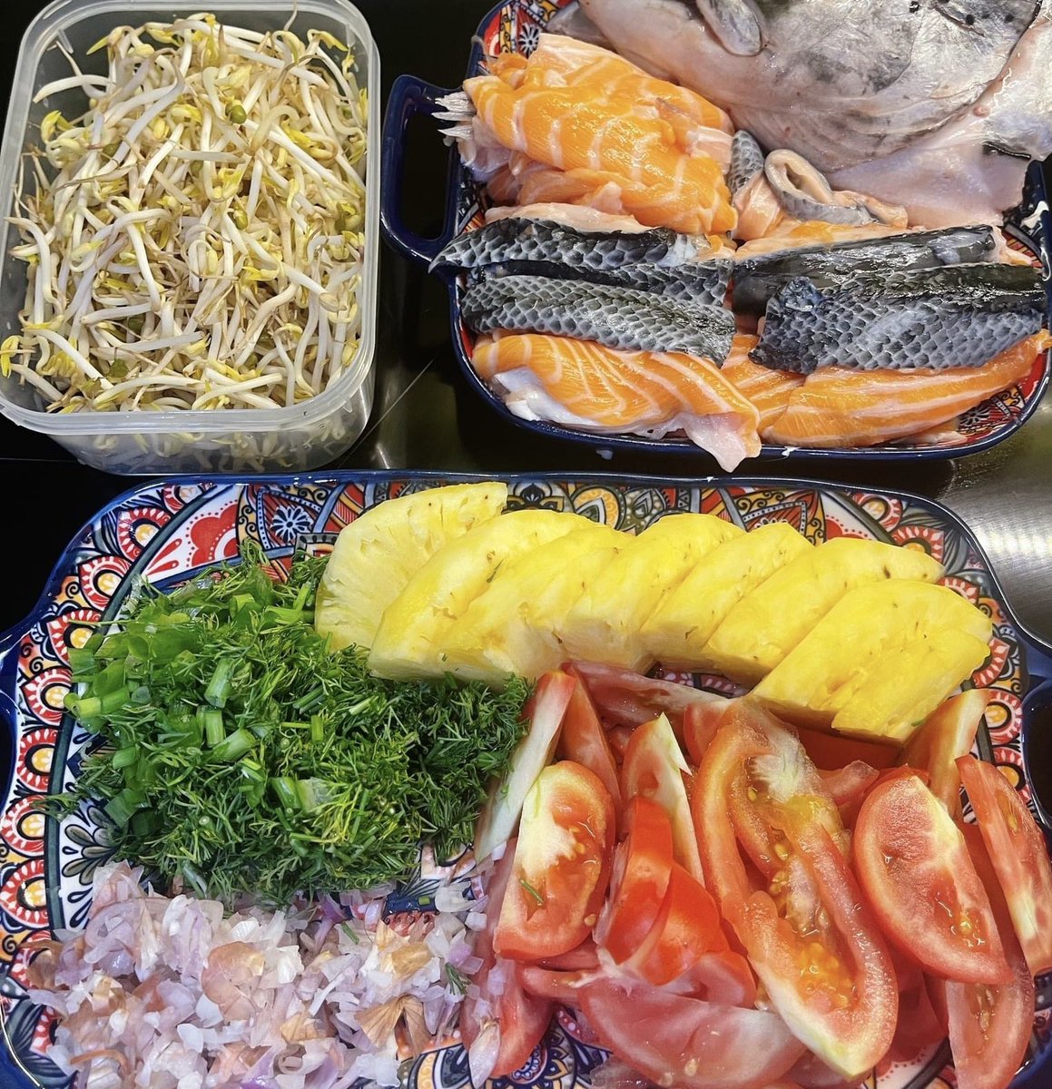 pvnam0's tweet photo. “Ăn cơm có canh, tu hành có vái”, không biết các gia đình khác thì thế nào, riêng nhà mình bữa nào cũng phải có một món canh hoặc rau gì đó, nếu bữa nào có canh chua nữa thì tuyệt cú mèo, lua vội cũng được 2 bát cơm chứ chẳng chơi.

Canh chua có thể xem như là món ăn đặc sản, mỗi vùng miền sẽ có những món canh chua khác nhau và cách nấu chế biến cũng khác nhau. Miền Bắc hay ăn canh chua sấu, canh riêu, miền Trung hay nấu chua cùng khế, cà chua, miền Nam có canh chua cá lóc, canh chua trái me,…
Hôm nay chúng ta cùng thưởng thức Canh chua Cá Hồi nhé