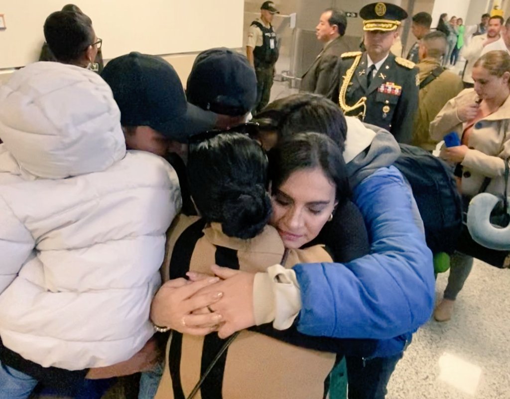 veroniabad's tweet photo. Mi querido #Ecuador, hoy emprendo este viaje, con mucha ilusión de mejores días para nuestro país. 

No voy a negar que me invade la tristeza por tener que alejarme de mi tierra, mi gente y mi familia, pero ecuatorianos, vienen días mejores.

Me los llevo en el corazón 💛💙❤️

#MisiónEcuador🇪🇨