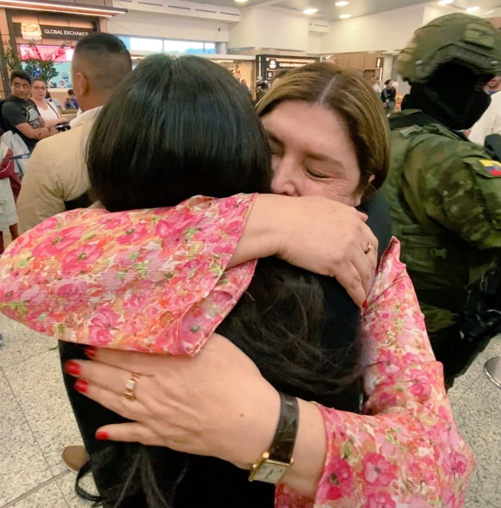 veroniabad's tweet photo. Mi querido #Ecuador, hoy emprendo este viaje, con mucha ilusión de mejores días para nuestro país. 

No voy a negar que me invade la tristeza por tener que alejarme de mi tierra, mi gente y mi familia, pero ecuatorianos, vienen días mejores.

Me los llevo en el corazón 💛💙❤️

#MisiónEcuador🇪🇨