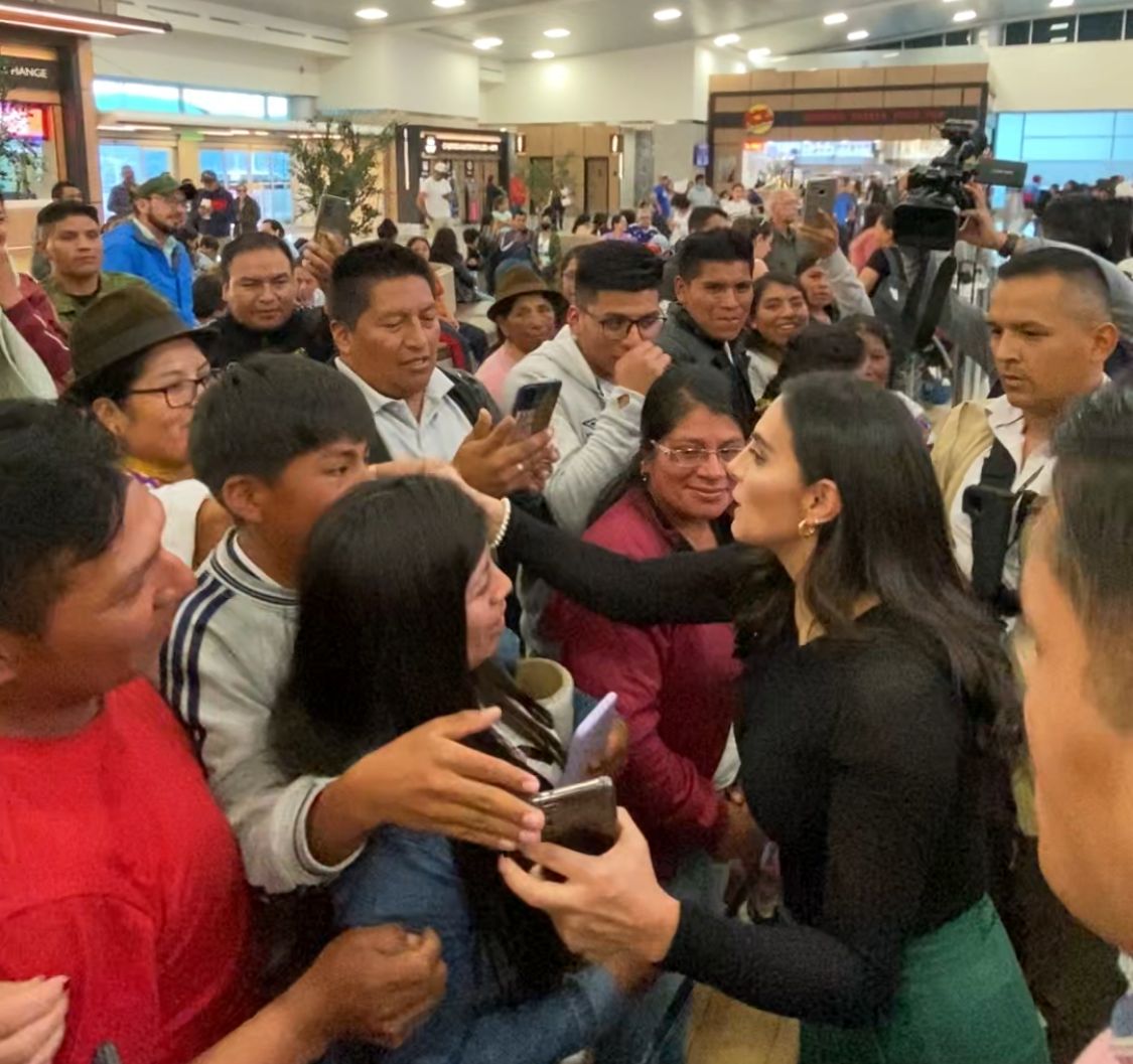 veroniabad's tweet photo. Mi querido #Ecuador, hoy emprendo este viaje, con mucha ilusión de mejores días para nuestro país. 

No voy a negar que me invade la tristeza por tener que alejarme de mi tierra, mi gente y mi familia, pero ecuatorianos, vienen días mejores.

Me los llevo en el corazón 💛💙❤️

#MisiónEcuador🇪🇨