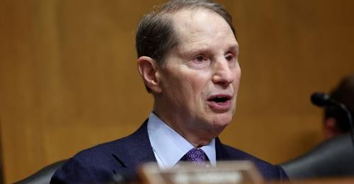WalterHaig29166's tweet photo. Foreign governments have reportedly attempted to spy on iPhone and Android users through the mobile app notifications they receive on their smartphones — and the US government has forced Apple and Google to keep quiet about it, according to a top US senator https://t.co/5jTqisrJkl