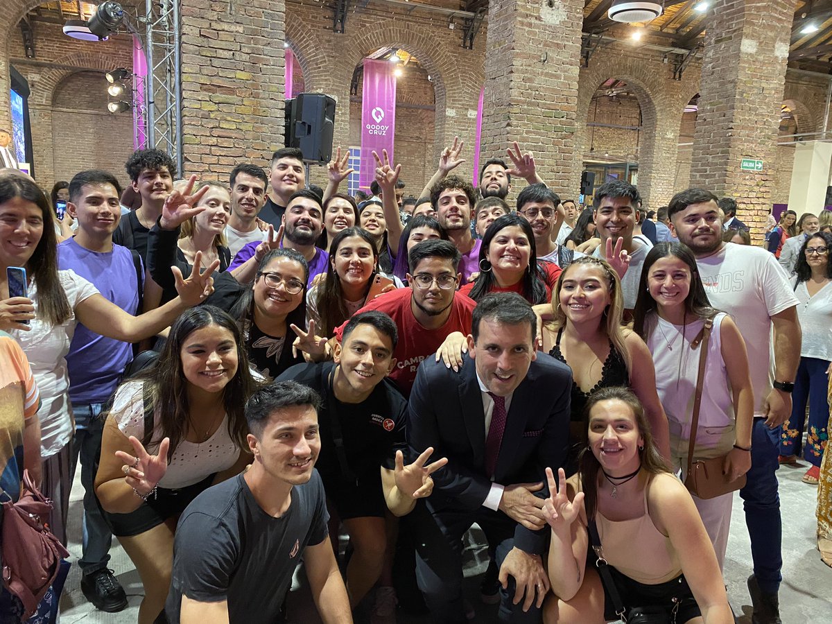 La JR acompaña a dos grandes líderes que se han puesto al hombro los desafíos que presenta la gestión en Godoy Cruz. Celebramos la continuidad de <a href="/diegocostarelli/">Diego Costarelli</a> al frente del departamento y agradecemos a <a href="/TadeoGZ/">Tadeo Garcia Zalazar</a> por llevar a lo más alto las banderas del radicalismo gobernando.