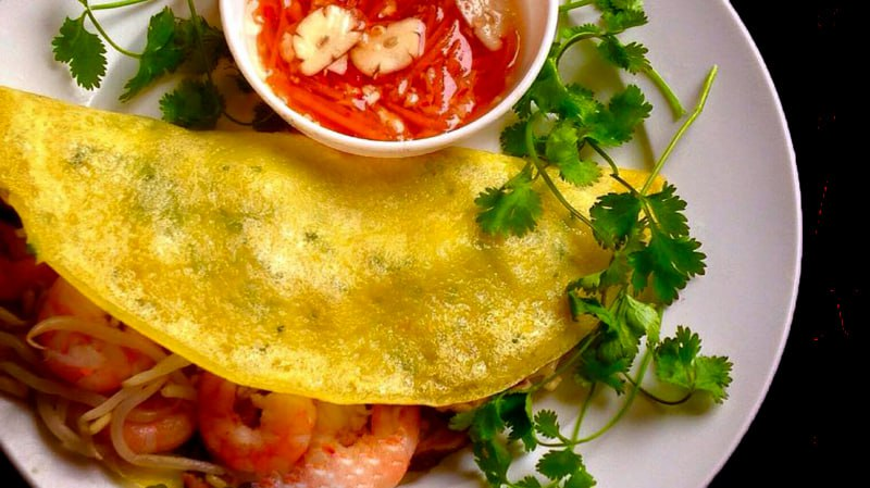 TatumBitte32540's tweet photo. Bánh xèo là món ăn vặt phổ biến ở khu vực Trung bộ, từ Nghệ An vào đến Huế. Đây là món bánh bột, cuộn bọc nhân gồm có tôm, thịt, giá đỗ... và nướng chín trong chảo ngập dầu. Vỏ bánh xèo là bột mì trộn với nghệ để tạo màu vàng bắt mắt, cùng đó là nước cốt dừa để tạo hương vị cho món ăn.

Bánh xèo ở mỗi vùng lại khác nhau, nhân có thể có thêm trứng, rau sống hoặc những thứ khác. Khác với phở, bún, bánh chưng, bánh mì có thể ăn thay bữa chính, bánh xèo thường để ăn chơi, chấm với nước chấm hoặc nước tương. Ngày nay, bánh xèo khá phổ biến ở mọi tỉnh thành Việt Nam như một món ẩm thực đường phố đặc trưng.
