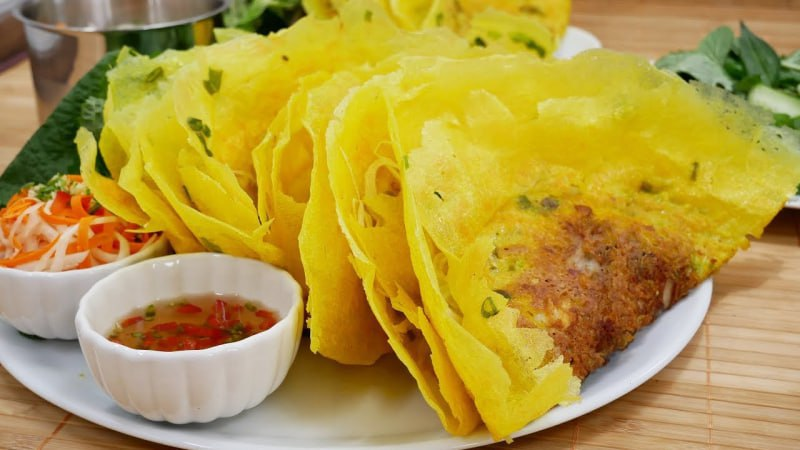 TatumBitte32540's tweet photo. Bánh xèo là món ăn vặt phổ biến ở khu vực Trung bộ, từ Nghệ An vào đến Huế. Đây là món bánh bột, cuộn bọc nhân gồm có tôm, thịt, giá đỗ... và nướng chín trong chảo ngập dầu. Vỏ bánh xèo là bột mì trộn với nghệ để tạo màu vàng bắt mắt, cùng đó là nước cốt dừa để tạo hương vị cho món ăn.

Bánh xèo ở mỗi vùng lại khác nhau, nhân có thể có thêm trứng, rau sống hoặc những thứ khác. Khác với phở, bún, bánh chưng, bánh mì có thể ăn thay bữa chính, bánh xèo thường để ăn chơi, chấm với nước chấm hoặc nước tương. Ngày nay, bánh xèo khá phổ biến ở mọi tỉnh thành Việt Nam như một món ẩm thực đường phố đặc trưng.