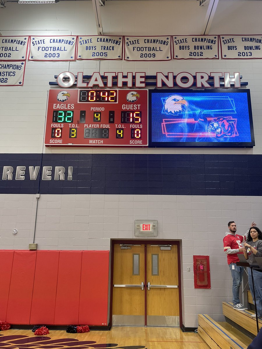 Varsity Eagle girls lead 32-15 heading into the 4th quarter💥<a href="/ADPriceON/">Josh Price, CAA</a> <a href="/JasonHermanON/">Jason Herman</a>