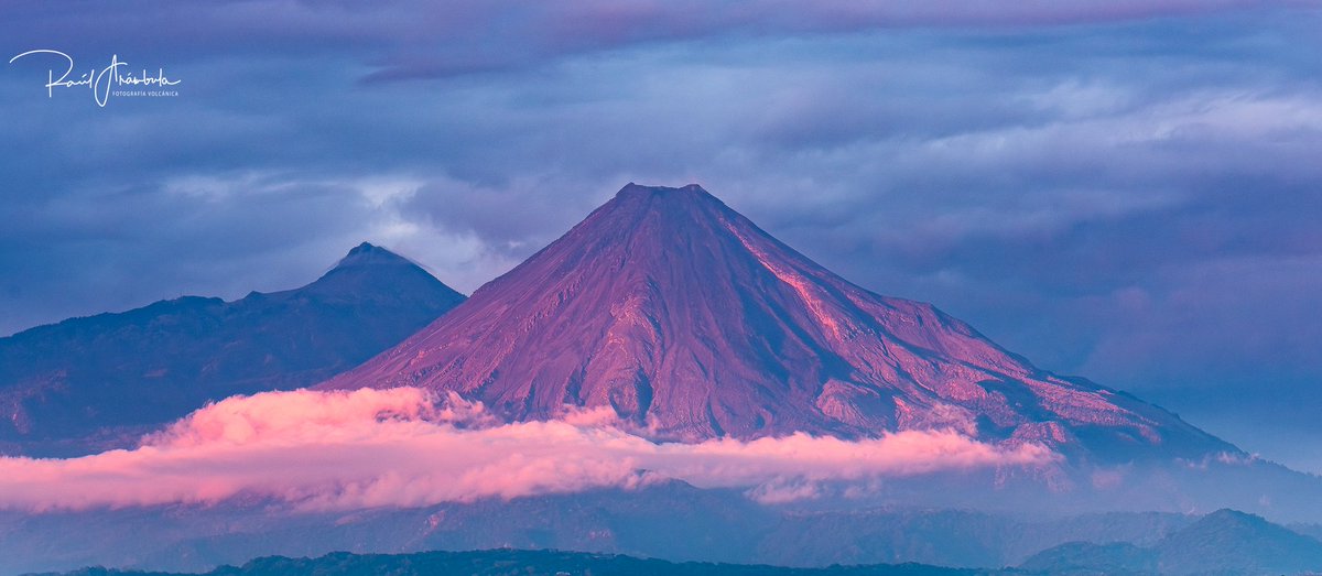 M_Dr_Vulcano's tweet photo. ''Volcán colorado de Colima''
Una fotografía del atardecer de hoy 8 de diciembre del 2023, tomada desde Villa Álvarez, Colima.
#ElVolcánDeFuego
#ColimaVolcano
#VolcanoAdventure
#ExplorandoColima
#NaturalezaColima
#VolcánYMagia
#VolcánEnErupción https://t.co/N7lHsrOxrp