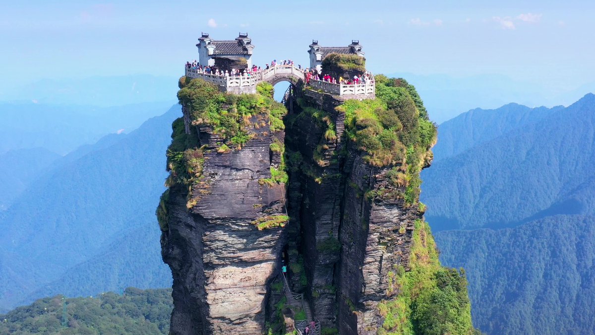 lifeder's tweet photo. El templo del monte Fanjing, ubicado en el pico más alto de las montañas Wuling. https://t.co/GoEaB52D0d