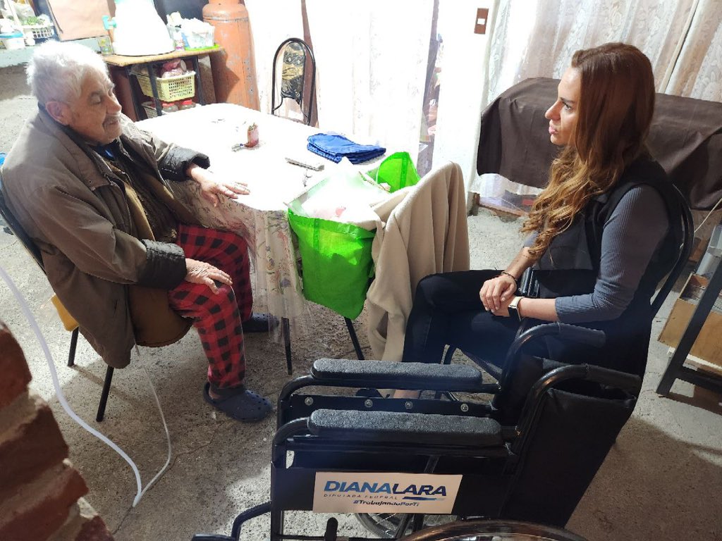 diana_larac's tweet photo. Me llegó una carta que tocó mi corazón 🩵 de un familiar de Don Eutimio para expresarme la necesidad de una silla 🦽 de ruedas, por ello, acudí a 📍colonia Ampliación Tlacoyaque para hacer personalmente la entrega. 
#TrabajandoPorTi 🤝 https://t.co/o7CfPfiIoQ