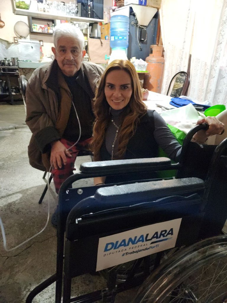 diana_larac's tweet photo. Me llegó una carta que tocó mi corazón 🩵 de un familiar de Don Eutimio para expresarme la necesidad de una silla 🦽 de ruedas, por ello, acudí a 📍colonia Ampliación Tlacoyaque para hacer personalmente la entrega. 
#TrabajandoPorTi 🤝 https://t.co/o7CfPfiIoQ