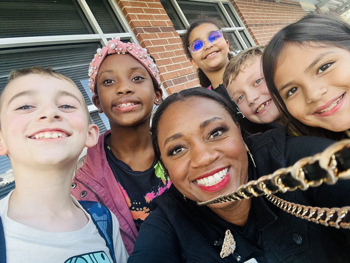 Can we take a selfie with you?? Why yes, yes you can! Love my <a href="/HumbleISD_LSE/">Lakeshore Elementary</a> Leopards 💛🐾