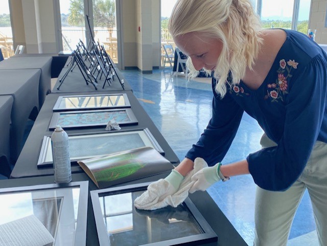 Whitney_Lab's tweet photo. 🔬 + 🖌️ + 🎂 to celebrate #MarineScience &amp; #sciart? Yes, please!

Special thanks to our bidders &amp; everyone who supported our graduate student association tonight. And shoutout to @_lauren_k__ and all those involved in making Whitney Magnified - Art of Science a success! 👏👏👏 https://t.co/oCCde2VrKR