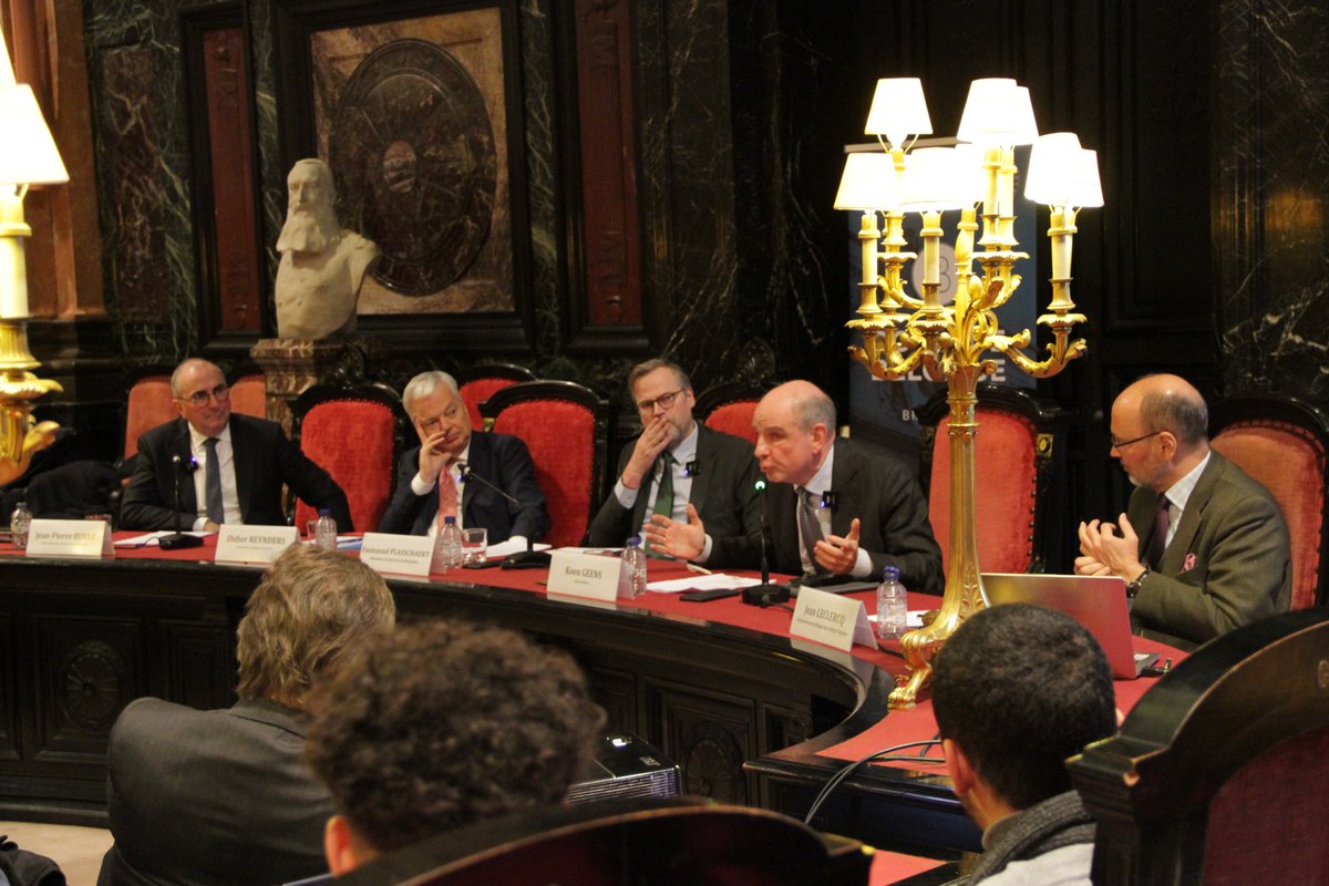 Jeudi soir, pour sa dernière séance de l’année, le Collège Belgique organisait avec le Barreau de Bruxelles une table ronde sur l’état de Droit en Belgique avec @dreynders, @Koen_Geens1 , Jean-Pierre Buyle et Emmanuel Plasschaert. Quelle soirée au Palais de Justice de Bruxelles👏