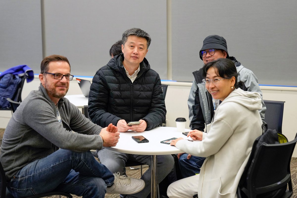 Arnuojo's tweet photo. #OSSJapan2023 #linuxfoundarion #opensource  It's always a pleasure to meet old friends and have a nice talk with friends. https://t.co/10TzwAqvHG