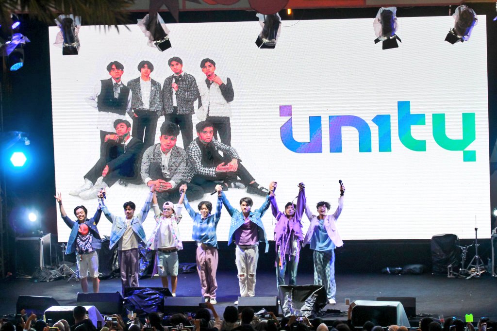 iniroseblekpink's tweet photo. selamat yaa 6 lelaki hebat yang udah mencapai perjalanan ke-4 tahun✨💓 i really hope you guys can stay with us 4ever🙆♀️
@UN1TY_Official
#Happy4thUN1VERSARY
#Happy4ever https://t.co/cFIu4CaaE4