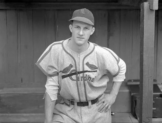 nut_history's tweet photo. We always talk about Stan Musial’s 1,815 hits at home and 1,815 hits on the road. But did you know he also had exactly 39 stolen bases at home and 39 on the road. https://t.co/tfaaDa38cf