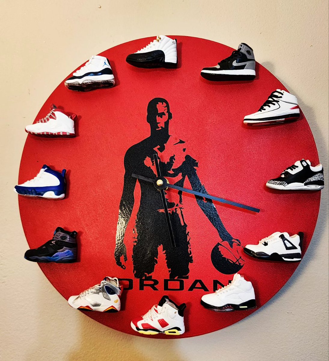 datdudejonjon's tweet photo. #jay_kustomz #sneakers #customclocks  #sneakerclock https://t.co/83t74vk510