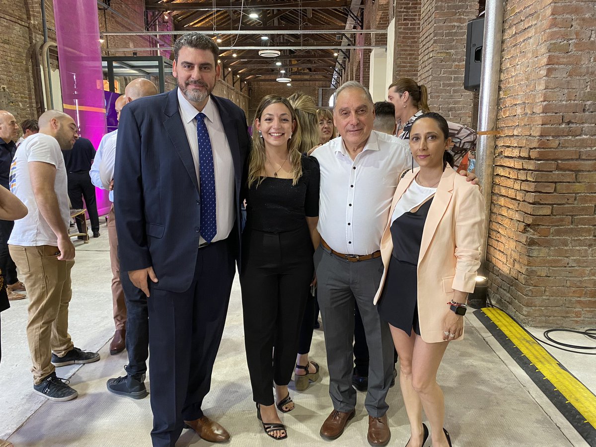 MarianaZlobecGC's tweet photo. Una gestión comprometida sigue adelante de la mano de @diegocostarelli 🤝 Damos comienzo a una #NuevaEtapa en nuestro departamento, siempre del lado de cada vecino y vecina como supo hacer @TadeoGZ. #ImpulsoQueTransforma https://t.co/uiXrU3RBPs