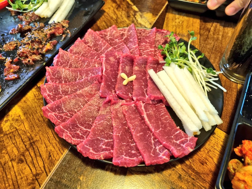 asahiiiiii_k's tweet image. 【お知らせ】
이미 아시는 분들은 아시지만 저희 가족이 육회집을 운영하고 있습니다 😇
육회 육사시미를 포함해서 다양한 안주거리를 제공하고 있으니 많은 관심 부탁드립니다 🥰

⭐ 성신여대 육회연구소
서울 성북구 동소문로20나길 16
naver.me/5ZvxLTya