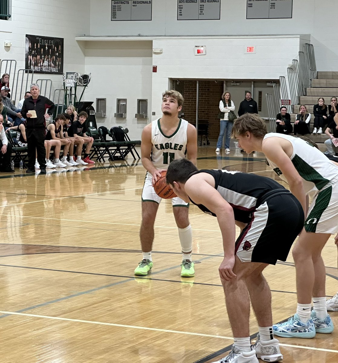 Varsity boys 🏀 improves to 2-1 overall and 1-0 in the CAAC White following a 63-49 win over Portland at home. The Eagles led by as many as 20 points in the fourth quarter. Leading scorers for Olivet were Bo Lincoln with 22 points, Tayven Feldpausch with 17 &amp; Bryce Wine with 16.