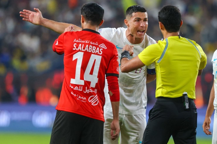 kylewillia5913's tweet photo. Ronaldo rực sáng giúp Al Nassr thắng, phản ứng cực gắt vì bị tước phạt đền
Cristiano Ronaldo trở lại đội hình xuất phát của Al Nassr trong cuộc đối đầu với Al Riyadh ở vòng 16 giải VĐQG Saudi Arabia. Đây là trận đấu thứ 1.200 trong sự nghiệp thi đấu. https://t.co/34P54RXg9g