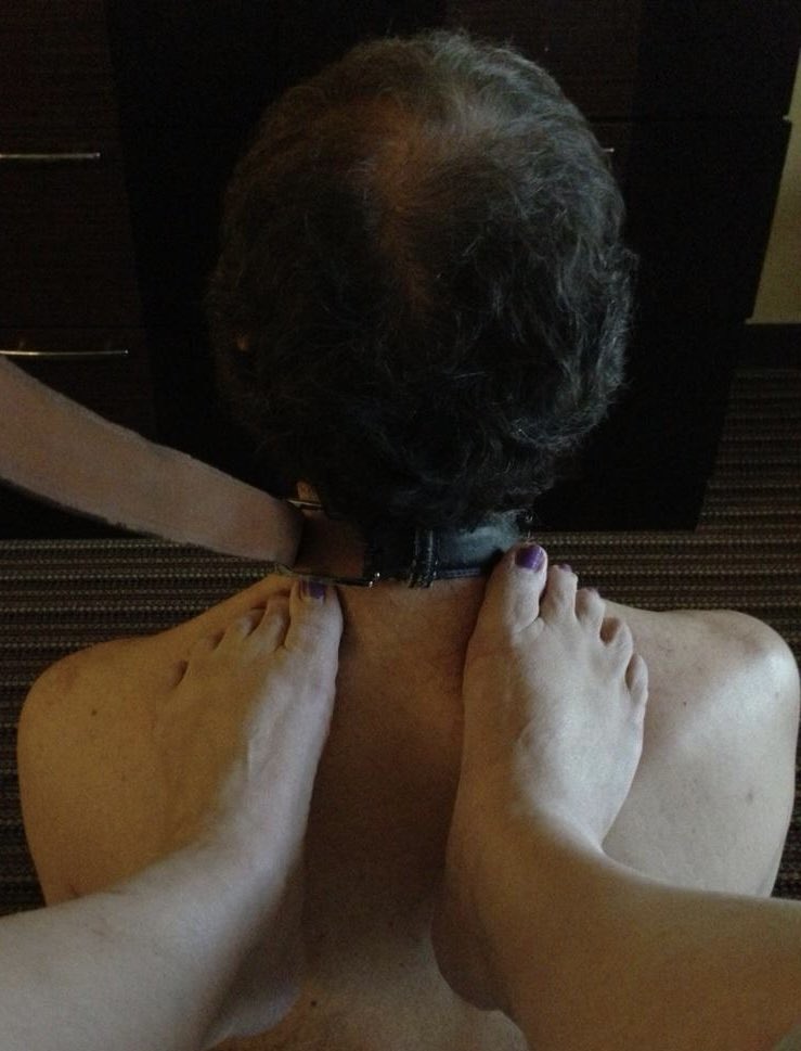 A male beneath My #feet!

Totally natural!

#MZBBW #feet #FemaleSupremacy #footslave #footworship #Femdom