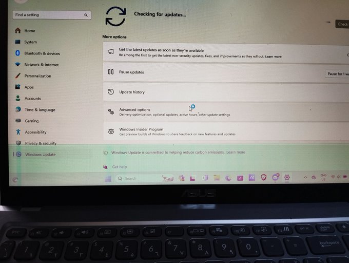 Bumigay na ata lcd ng laptop ko 😭. Bigla nalang nagka ganito nakaka hilo https://t.co/19J50GiEWA
