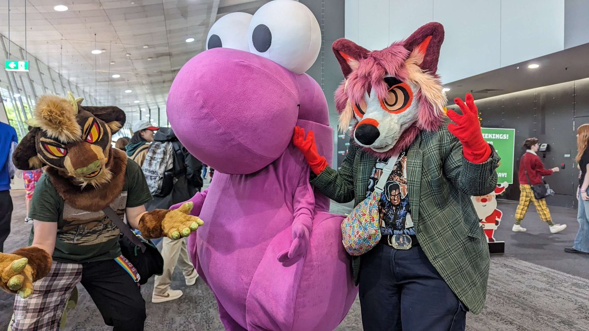 Today was so much fun !!! Was hanging out as Mr please with <a href="/Bowowza_/">💥 Bowza 💥</a>  
🧵@startigersuits