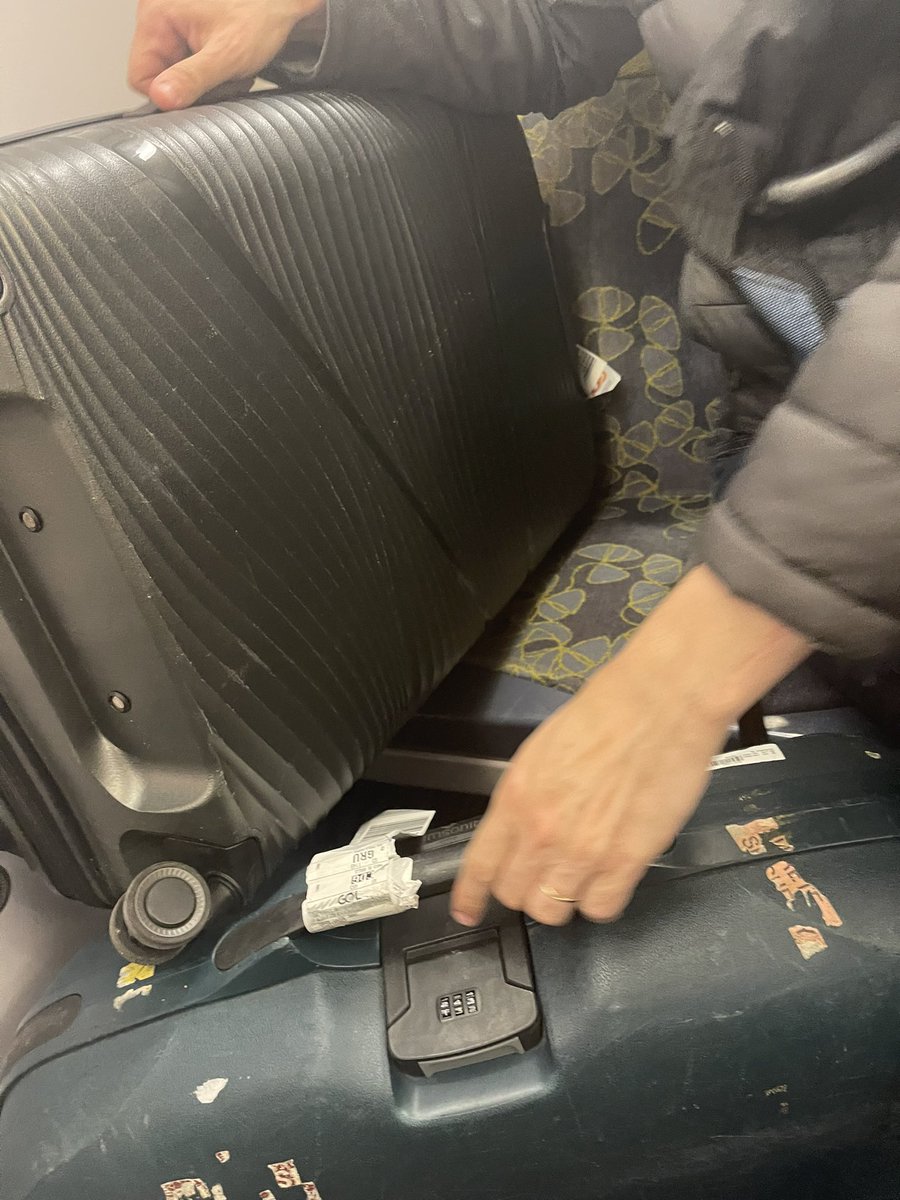 KiityPk's tweet photo. Mdr @RERB pour les touristes avec leurs valises vous allez améliorer les trains ? #JO2024 https://t.co/BRcaMCsSP3