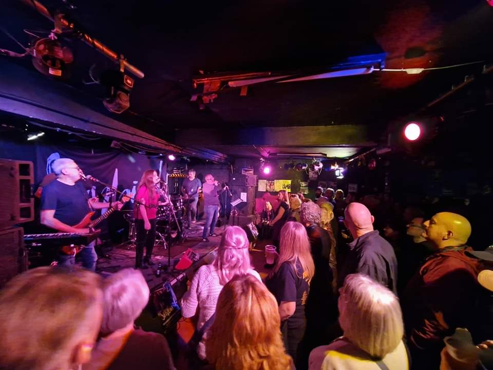 Lovely evening in Hull with @SunbirdsMusic the people make a city 🙏💙 #sunbirds #Hull #kingstonuponhull