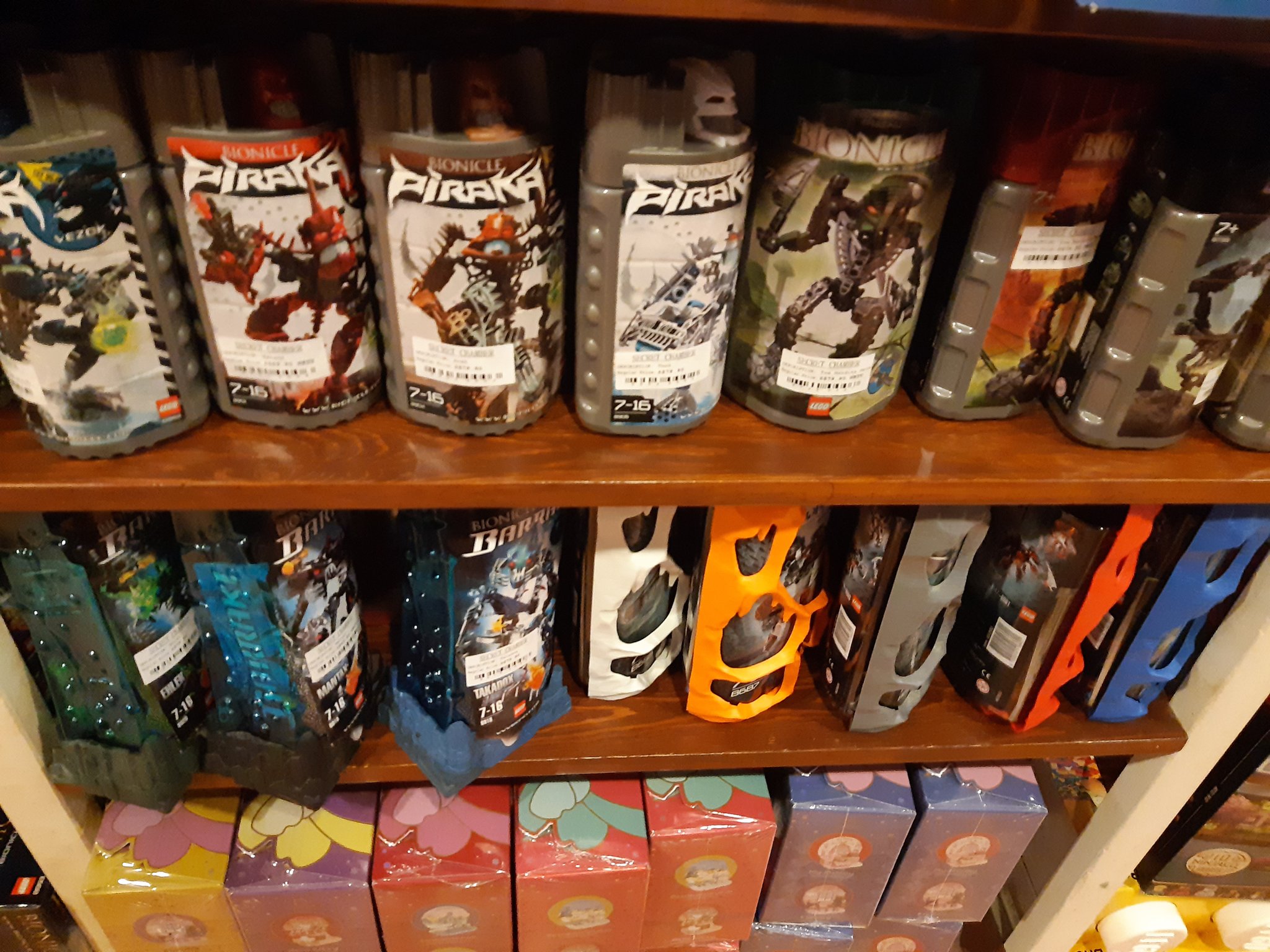 maxx on X Found this one Lego store here in SG that has an entire wall s worth of Bionicle sets. https t 4lZHpugsct X