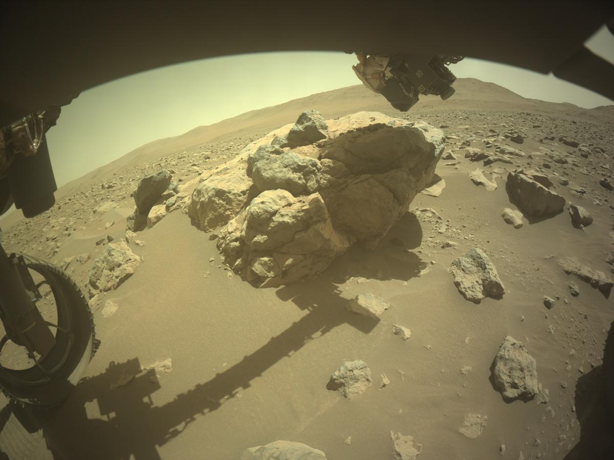 MarsMissionImgs's tweet photo. #PerseveranceRover image taken on #Sol859 at 1:16:43.737 PM with #FrontHazcam #Mars #NASA #Space https://t.co/2vHFnzausR