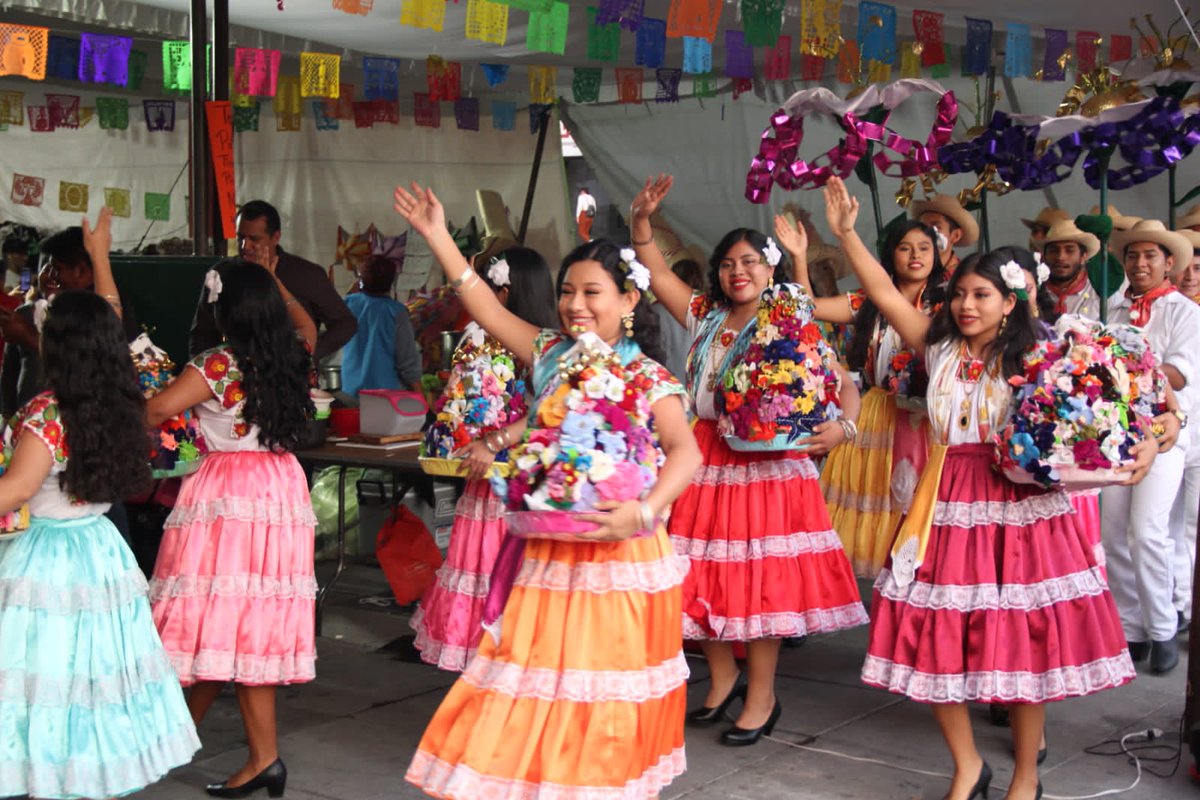 judithbarrios_'s tweet photo. Hoy clausuramos "Guelaguetza y Feria Cultural" en la explanada de la GAM. Hubo presentaciones culturales con artistas urbanos oaxaqueños.
Agradezco a nuestros compañeros que nos compartieron sus trabajos.
#EllaEsJudith #JudithBa #GAM #Oaxaca #Guelaguetza #Baile #Cultura #Folklore https://t.co/E3T85uh8UX