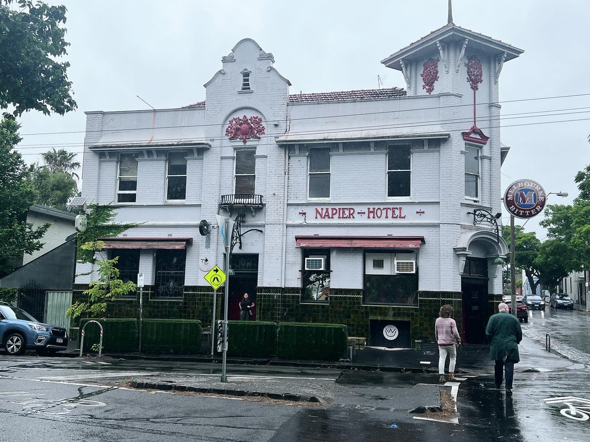 matt_steadman's tweet photo. #PubsOfMelbourne How have I lived for two score years in Melbourne but never been to Fitzroy’s Napier Hotel? What a great little pub, independent beers and excellent music. https://t.co/F31XIRNxRQ