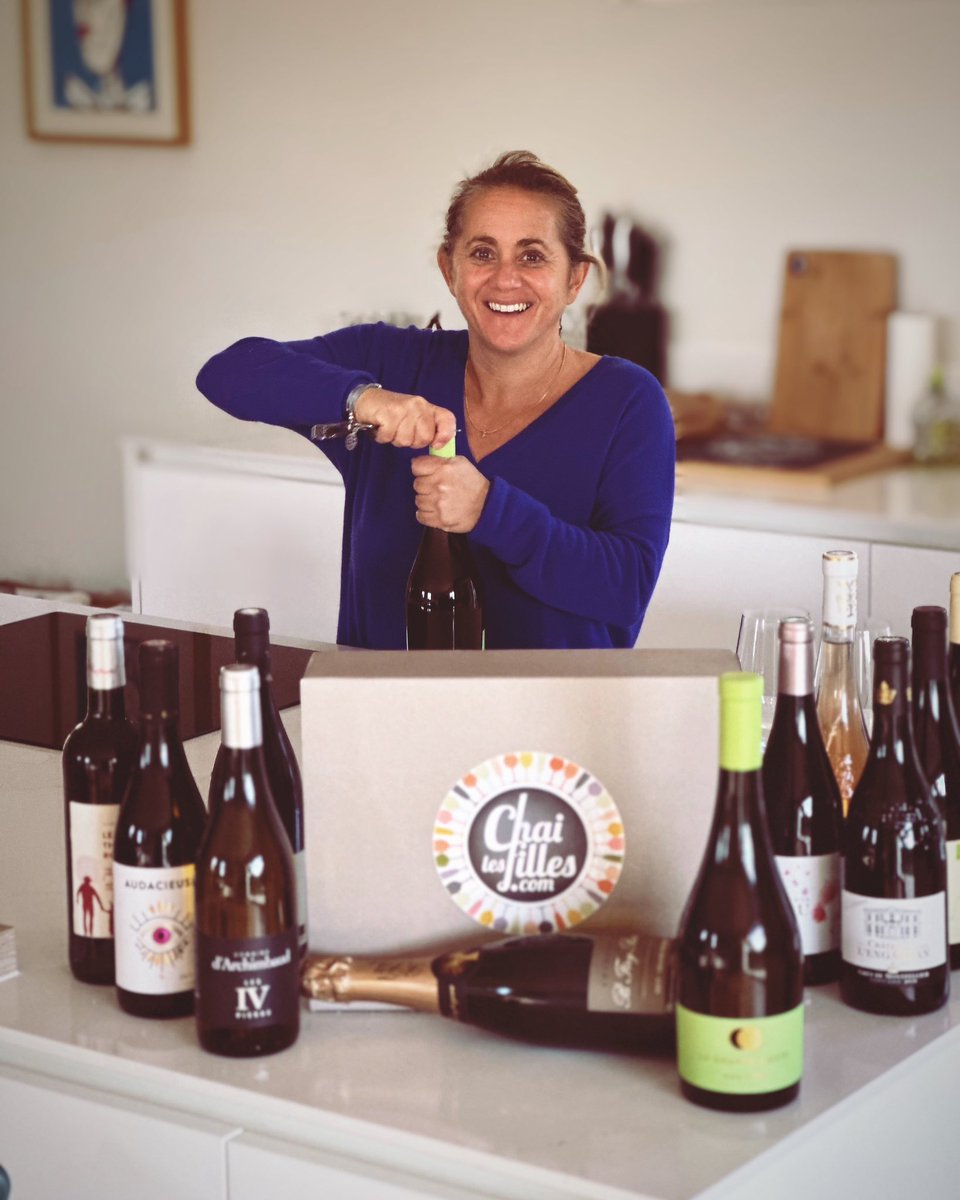 C’est depuis ma cuisine que je tenais à vous envoyer un petit clin d’oeil, entourée de quelques une des cuvées qui ont ponctué 2023, peut-être que vous les reconnaitrez !
 
➕ instagram.com/p/C0n5wdCLpYM/…

#chailesfilles #vigneronnes #winelover