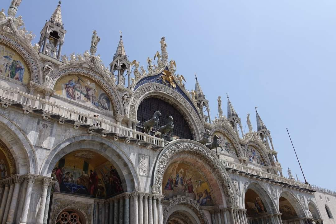 Le cupole della Basilica di #SanMarco torneranno a splendere!

@mims_gov ha stanziato quasi 2 milioni di euro per il restauro del tetto

Saranno rimessi a nuovo in un anno e mezzo l'apparato ligneo e le lastre in piombo evitando nuove infiltrazioni

La Basilica sarà più protetta!