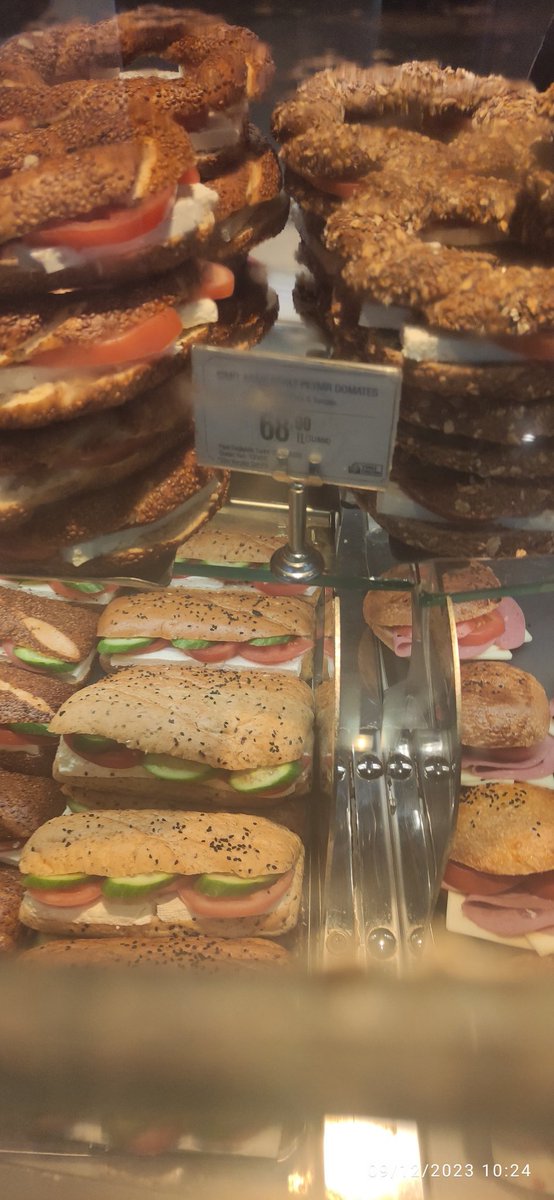 Günaydın arkadaşlar,  2 kasarlı simit 1 bardak çay  fiyatıdır. Mekan Simit Sarayı