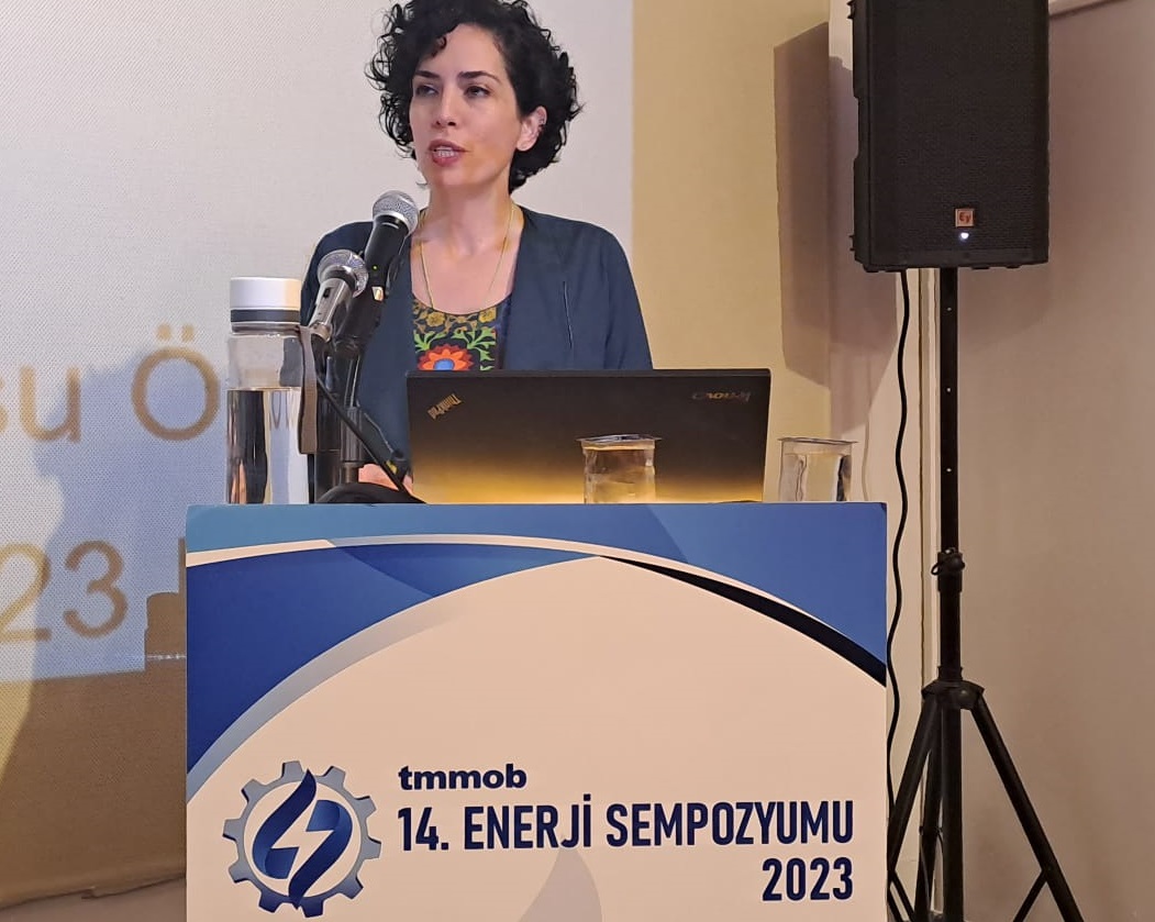 TMMOB 14. Enerji Sempozyumu III. günü, EMO Denizli Şube YK Bşk <a href="/bp_denizli/">bülent pala</a> yönetimindeki "Enerji Alanında Yurttaştan Yana Dönüşüm" konulu oturumla başladı. Oturumda <a href="/sefiaorg/">SEFiA</a> dan <a href="/bengisuvural/">Bengisu Özenç 🦋bengisuoezenc.bsky.social</a> "Kömür Yakıtlı Santr. Kapatılmasında Adil Çözüm Olanakları" ile ilgili konuşma yaptı.+