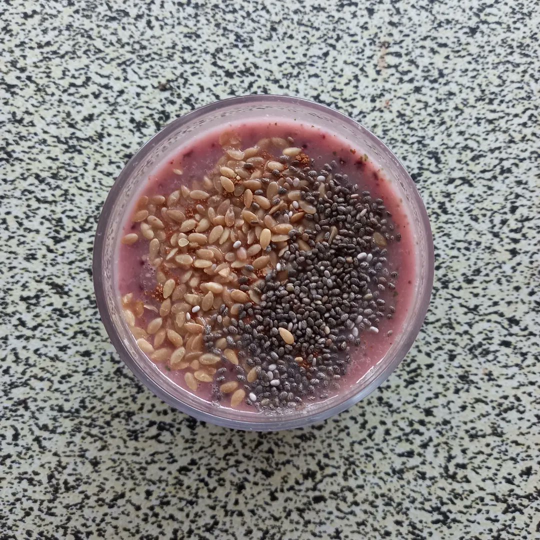 jessyjaju's tweet photo. Blueberry kiwi smoothie with chia seed and organic brown flax seed #minumansihat #smoothie #blueberry #kiwi #chiaseed #organicbrownflaxseed #inspiredme #sarawak #malaysia https://t.co/bUQZoZaZY9