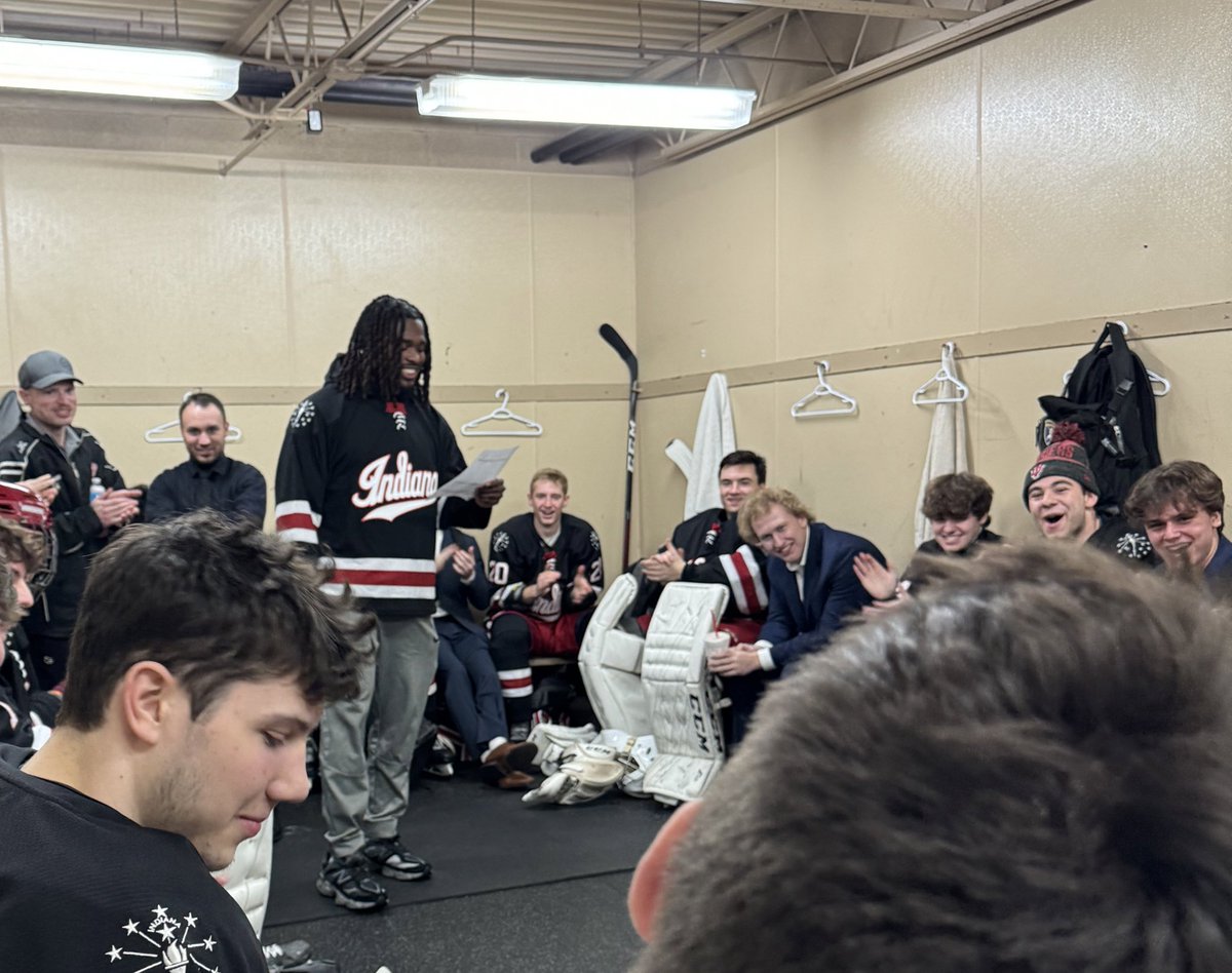 A special thanks to 1st Team All-Big Ten LB Aaron Casey for joining our team tonight. Casey got the boys fired up announcing starters and dropping the ceremonial first puck. #ONEteam