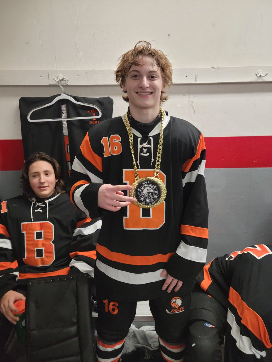 BC puck with the 5-1 win vs LSI
Sullivan🍎🍎🍎 Fabian🚨🍎🍎 Bitely🚨🚨🍎 Adams🚨🍎 Calnero-Jackson🚨🍎 Plummer❌13. Big Mac with the MVP of the Game🦅🦅