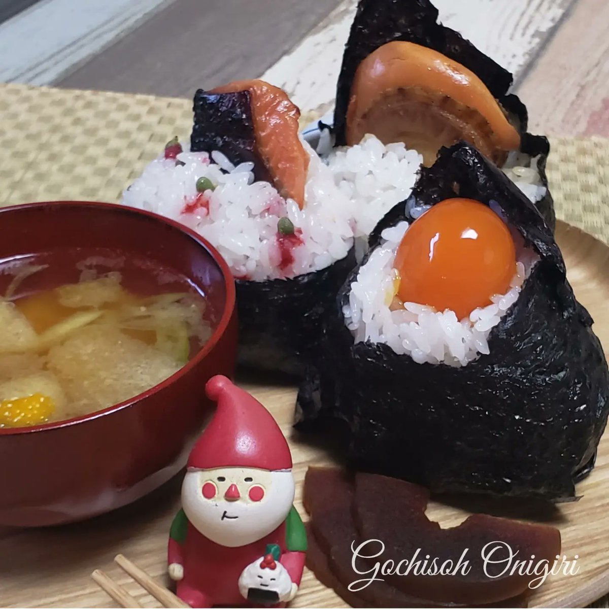 今週は外食が多め
美味しいお米が恋しくて、
今朝は最近お気に入りの
愛媛の “ひめの凛” で
 「ごちそうおにぎり」🍙

〈ごちそうおにぎり〉
🍙1 ：卵の黄身の醤油漬け
🍙2 ：ホタテバター
🍙3 ：梅と山椒の実と鮭西京焼
#ごちそうおにぎり #おにぎり #お米 #ひめの凛 #ごはん彩々で販売中 #朝食