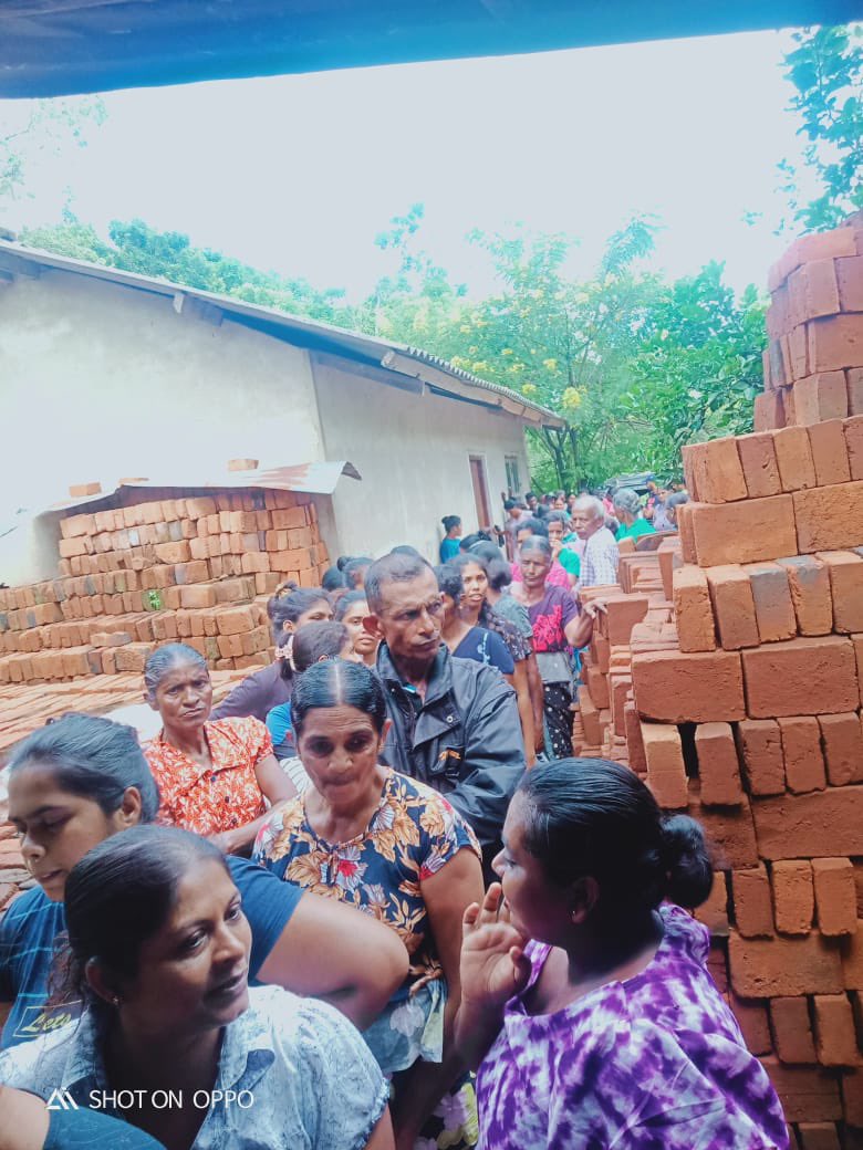 YasanthaMapatu2's tweet photo. With hopes 🤞
Promoting gender equality in agriculture and agribusiness is naturally happens in Maize 4P resilience project they know well how important inputs for better yield and community strength is admirable @SAPP_LK @IFADSouthAsia https://t.co/Xr1CrtHkji