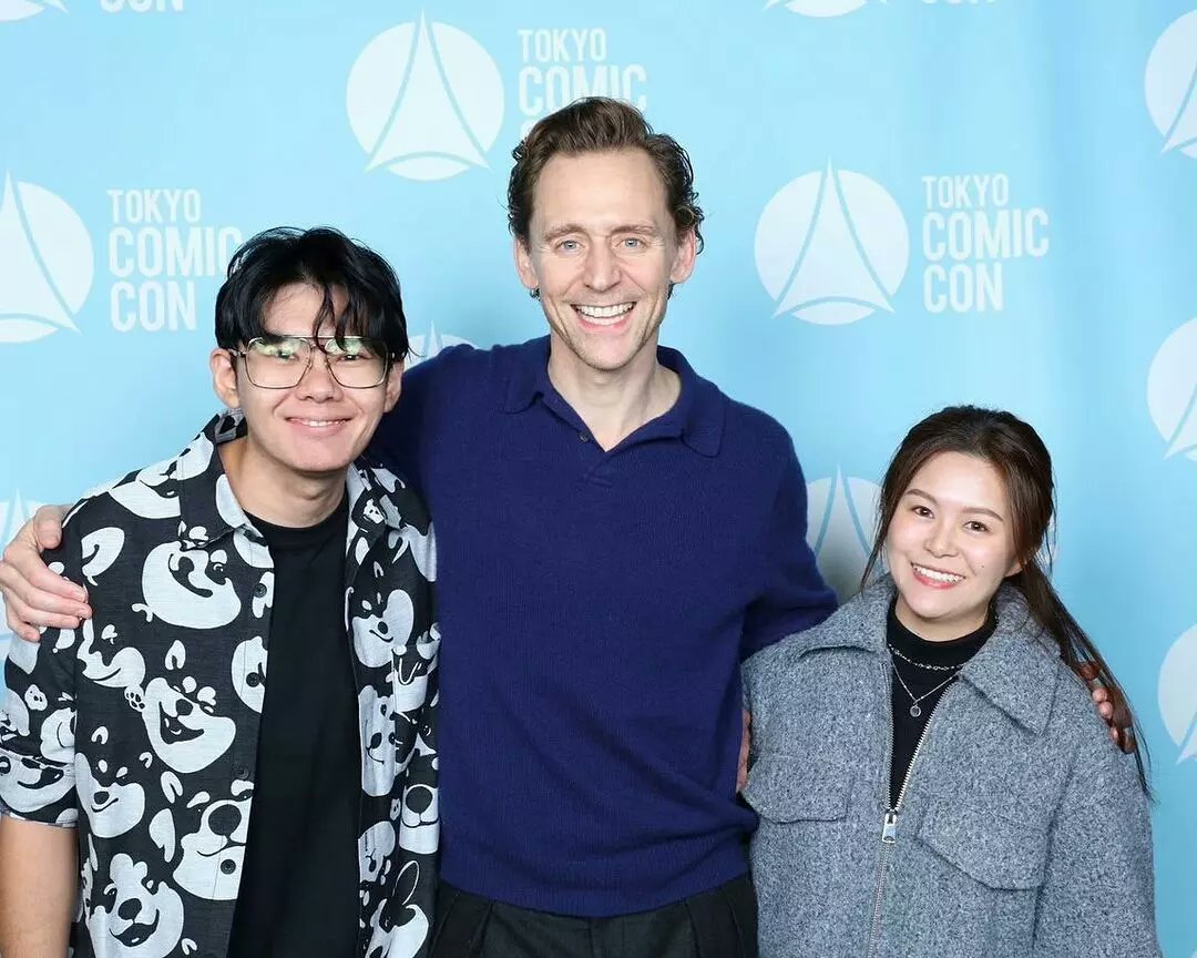 maryensenada's tweet photo. Tom con fans, en el primer día de la Comic Con de Tokio - 8 de diciembre 2023
(hilo)
#TomHiddleston #TomWithFans #TokyoComicCon #TokyoComicCon2023 #Hiddlesfan #HiddlesArgentina https://t.co/TSR4JhEzc4